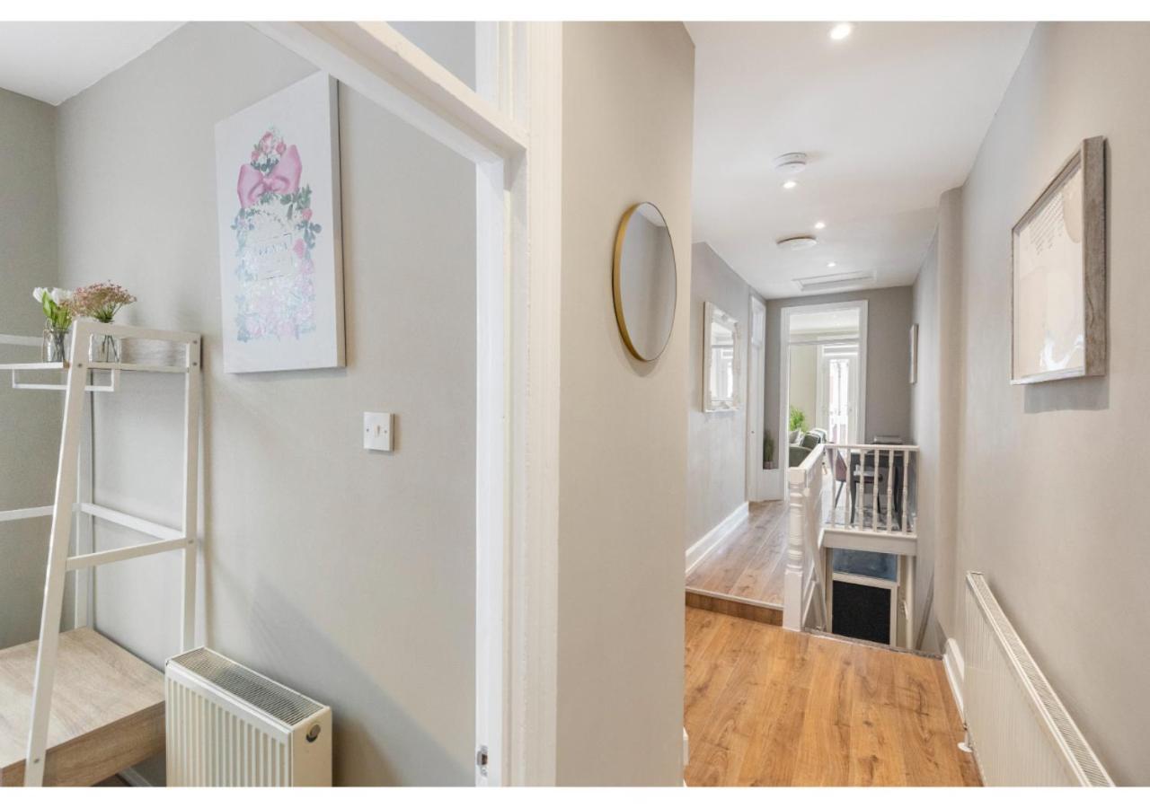 Chic & Radiant Retreat In Harringay Ladder Londra